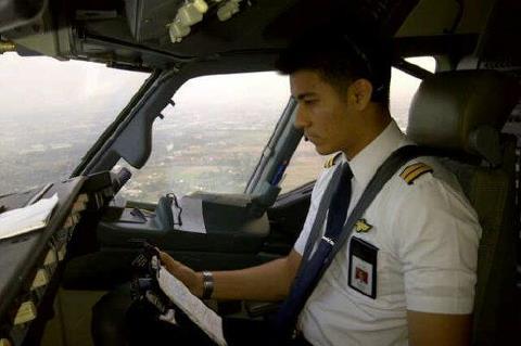 Detail Foto Pilot Ganteng Nomer 22