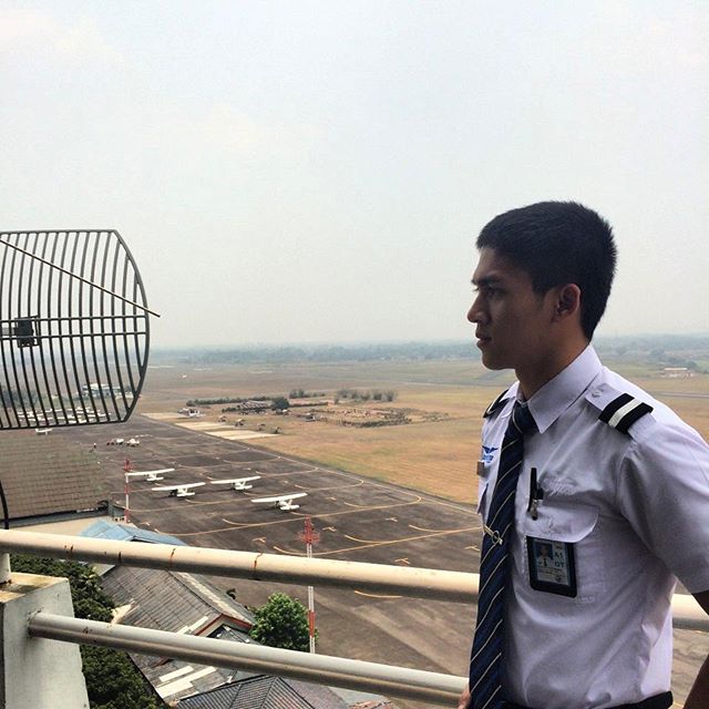 Detail Foto Pilot Ganteng Nomer 24