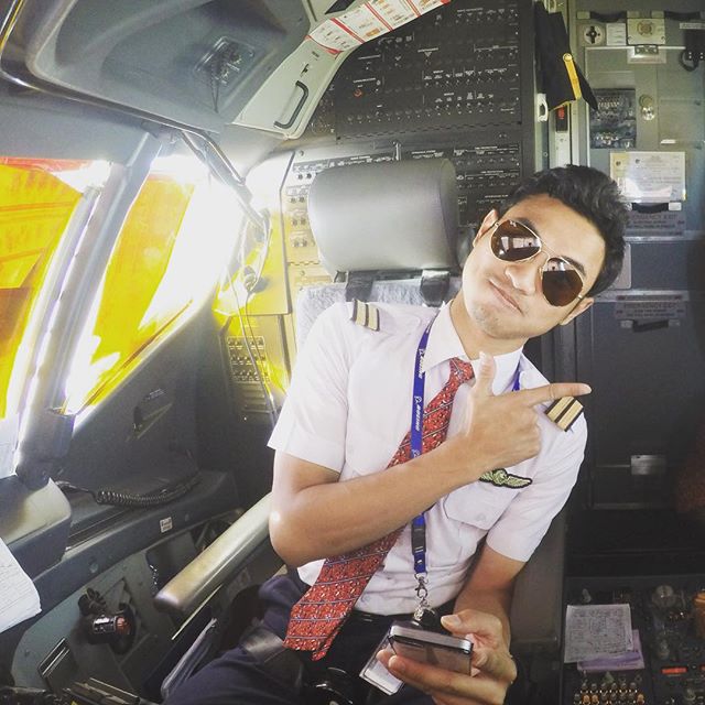 Detail Foto Pilot Ganteng Garuda Indonesia Nomer 17