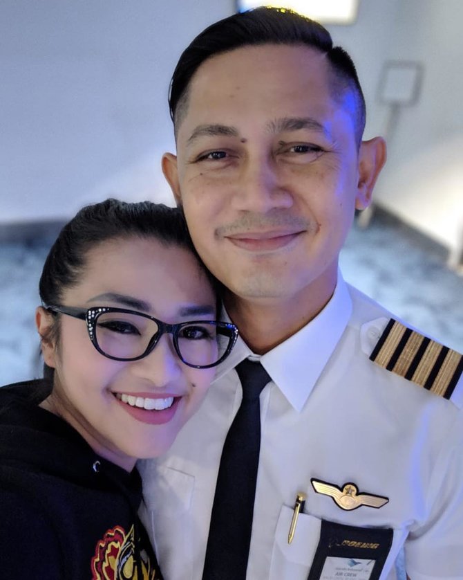 Detail Foto Pilot Ganteng Garuda Indonesia Nomer 19