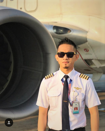 Detail Foto Pilot Ganteng Garuda Indonesia Nomer 34