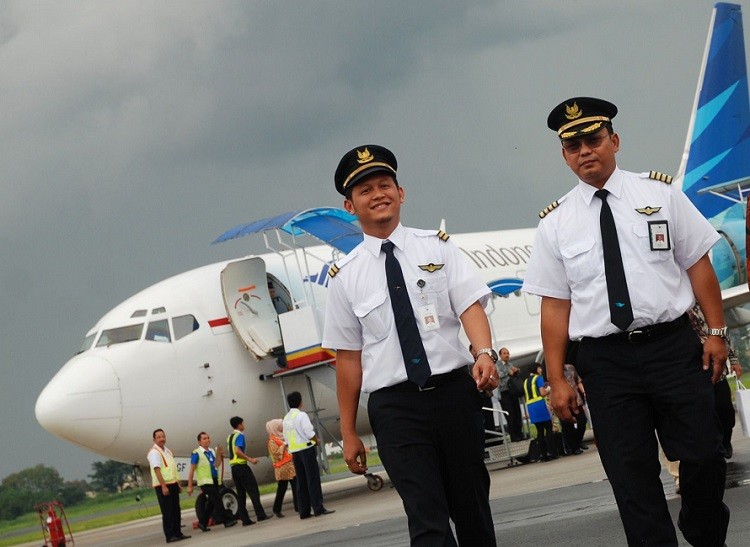 Detail Foto Pilot Garuda Indonesia Nomer 5