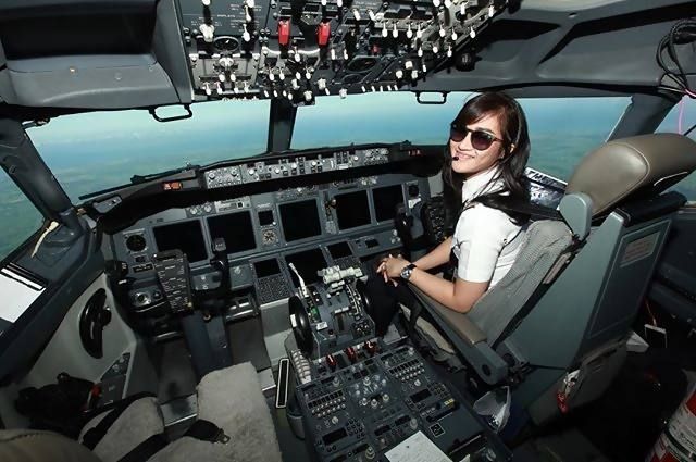 Detail Foto Pilot Wanita Nomer 25