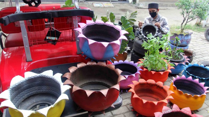 Detail Foto Pot Bunga Dari Ban Bekas Nomer 7