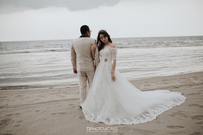 Detail Foto Prawedding Di Pantai Nomer 22