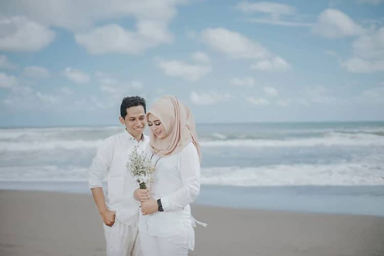 Detail Foto Prawedding Di Pantai Nomer 7