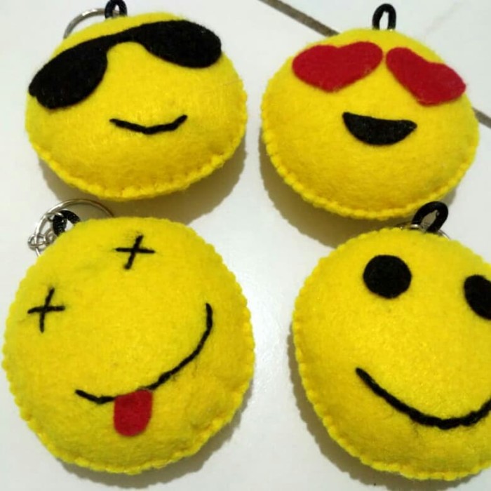 Detail Boneka Emoticon Dari Kain Flanel Nomer 36