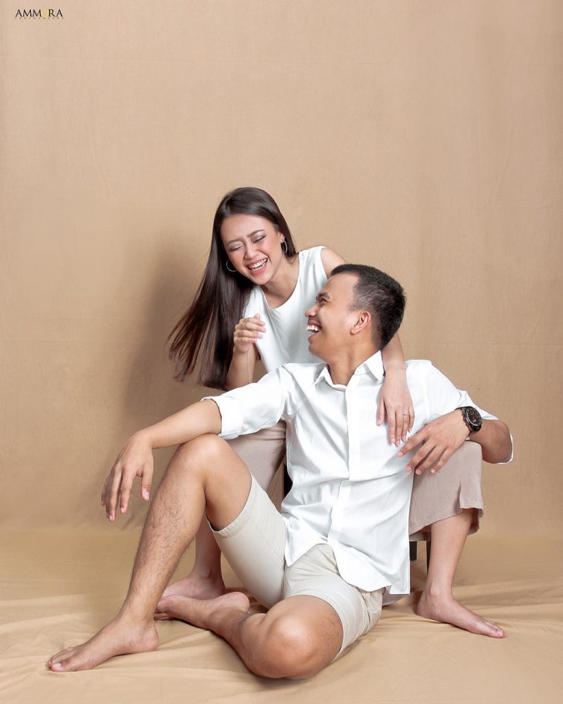 Detail Foto Prewedding Casual Indoor Nomer 31