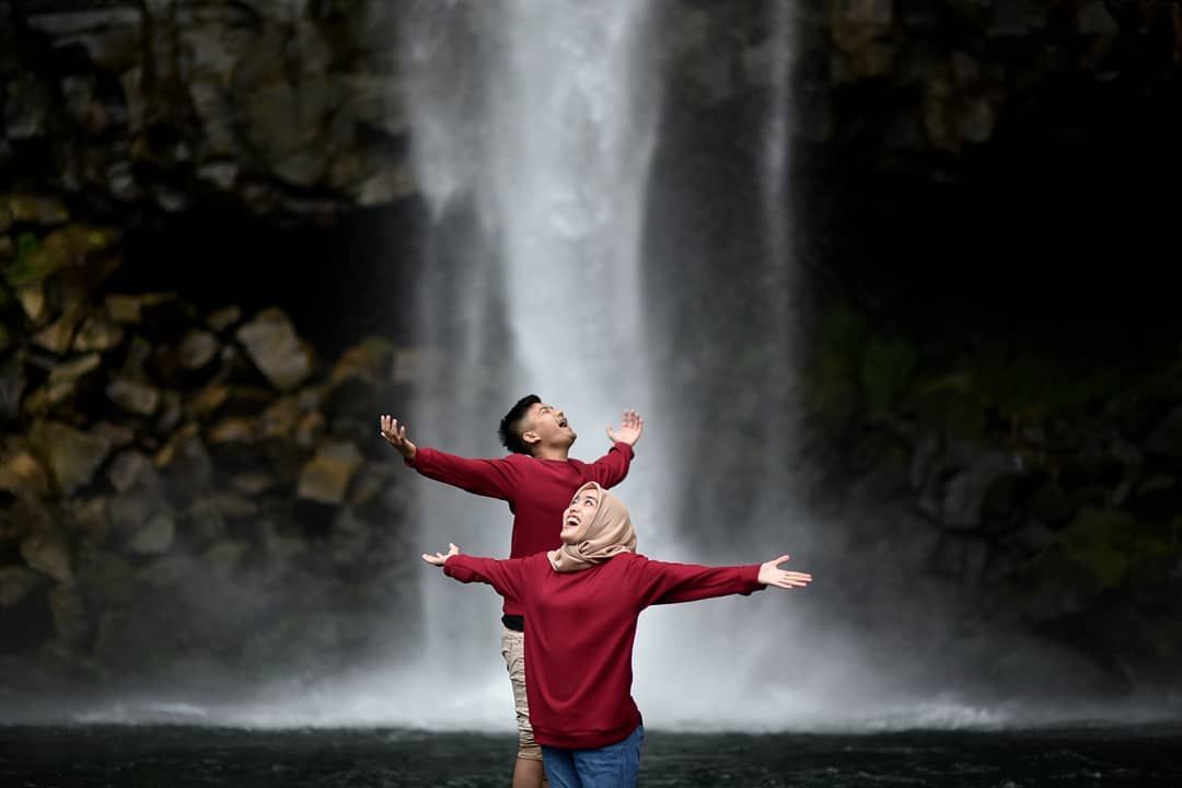 Foto Prewedding Di Air Terjun - KibrisPDR