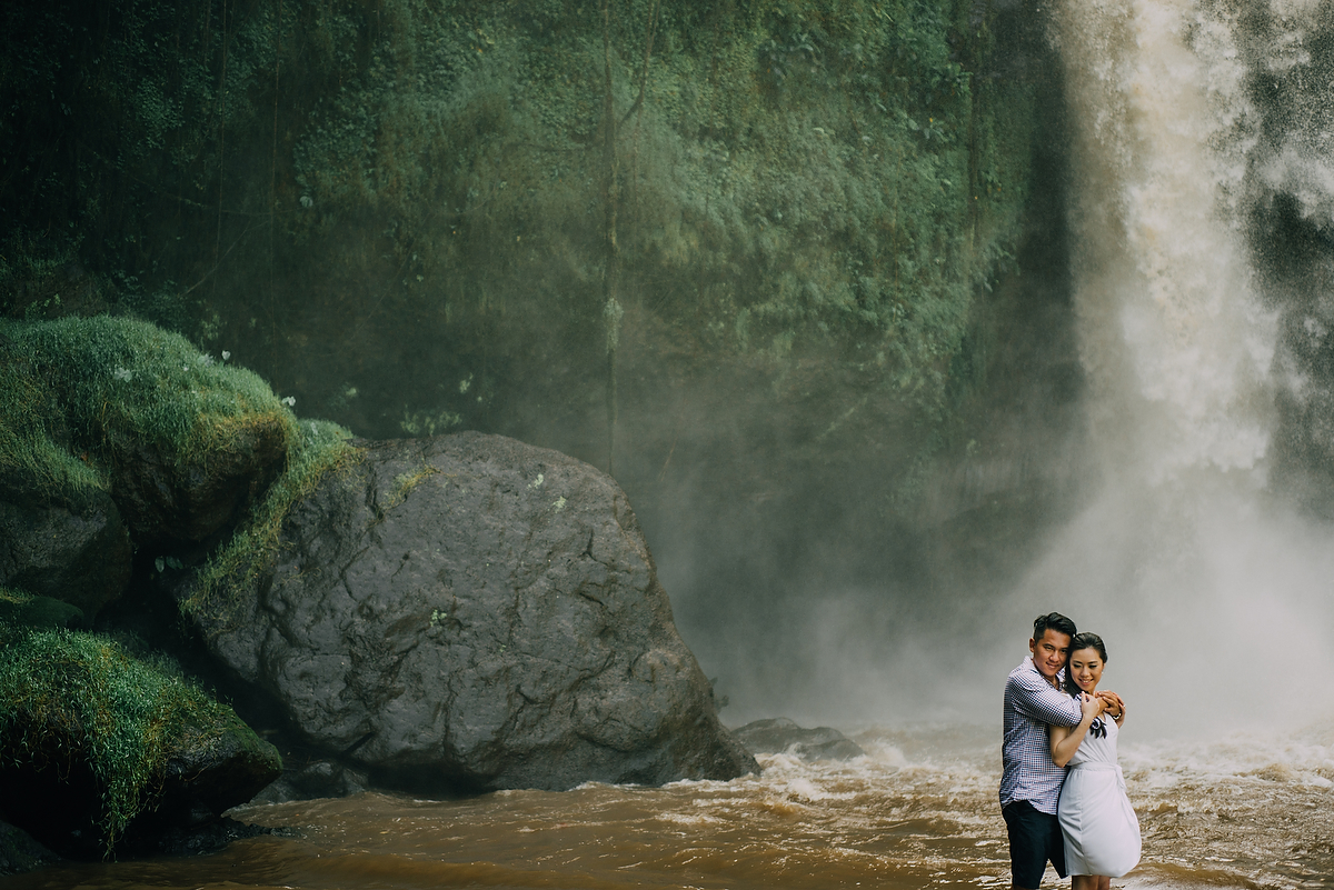 Detail Foto Prewedding Di Air Terjun Nomer 13