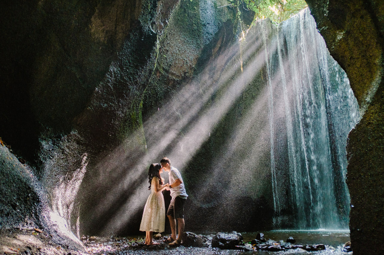 Detail Foto Prewedding Di Air Terjun Nomer 3