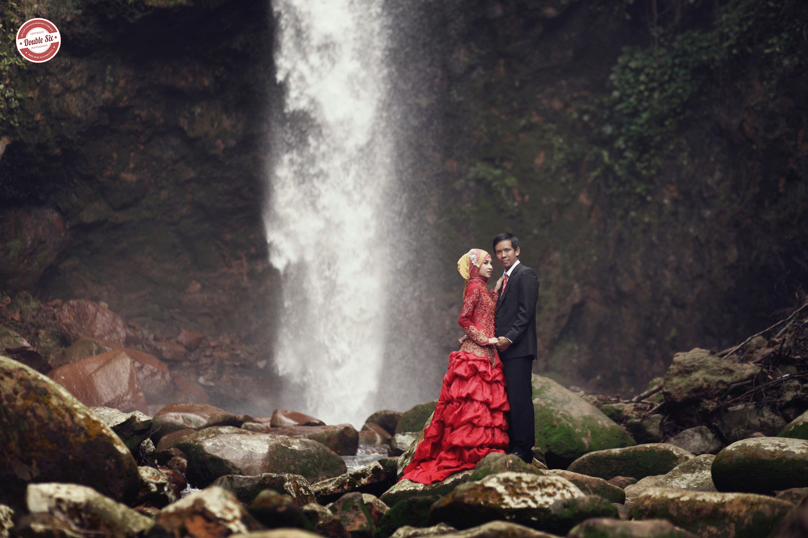 Detail Foto Prewedding Di Air Terjun Nomer 23