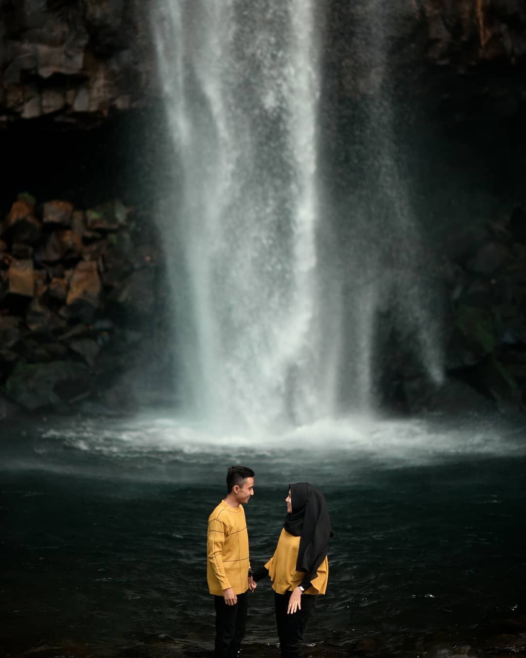 Detail Foto Prewedding Di Air Terjun Nomer 25