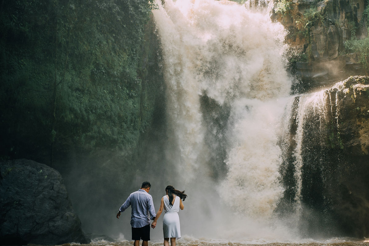 Detail Foto Prewedding Di Air Terjun Nomer 39