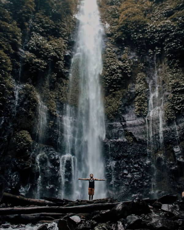 Detail Foto Prewedding Di Air Terjun Nomer 49