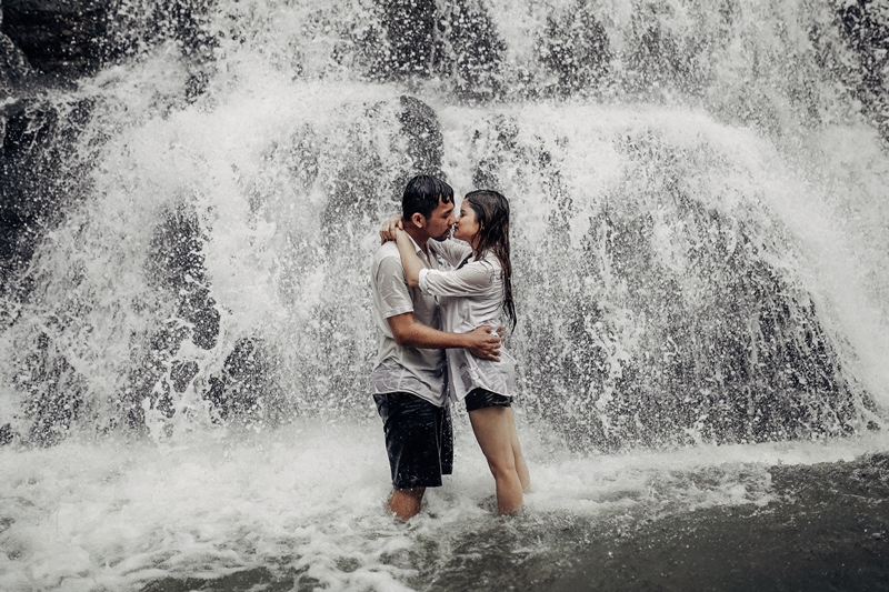 Detail Foto Prewedding Di Air Terjun Nomer 7