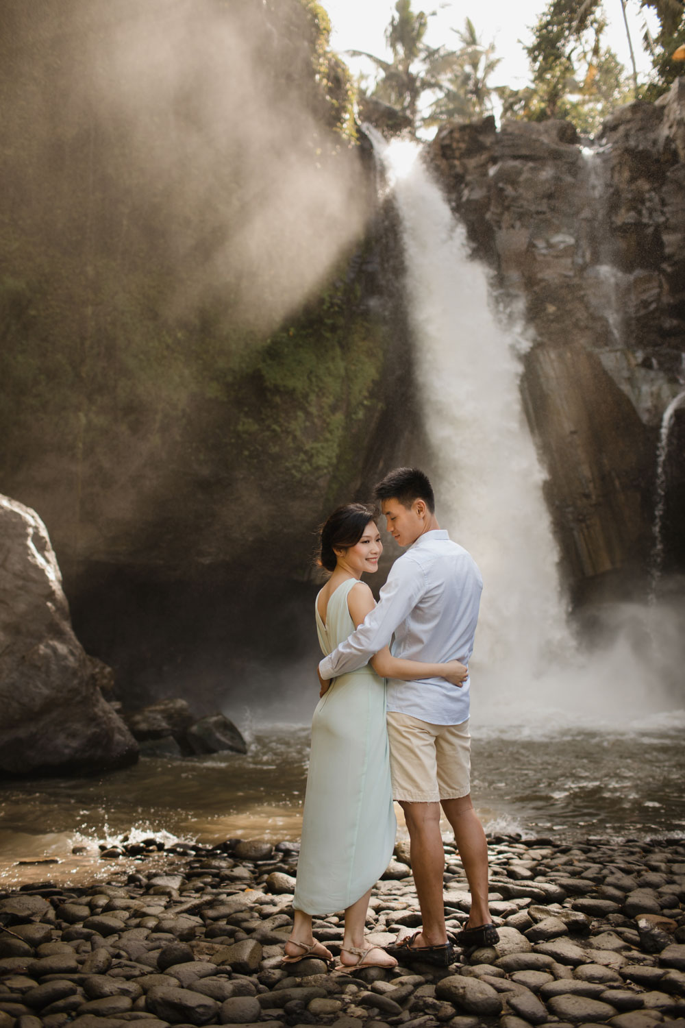 Detail Foto Prewedding Di Air Terjun Nomer 9