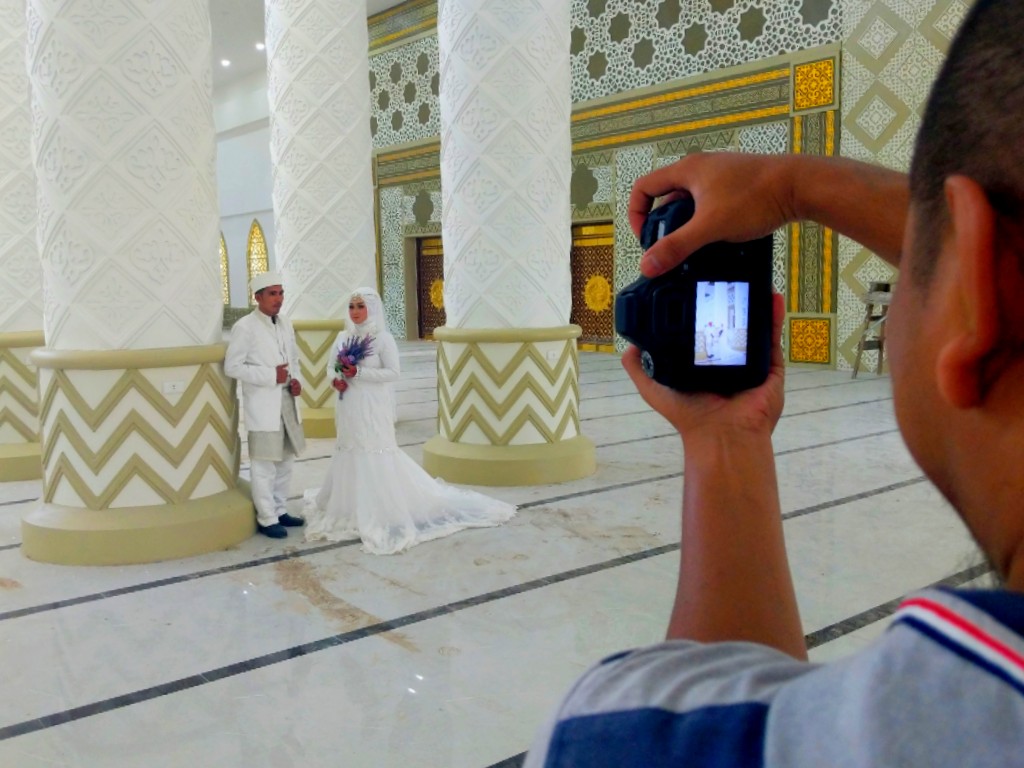 Detail Foto Prewedding Di Masjid Kubah Emas Nomer 29