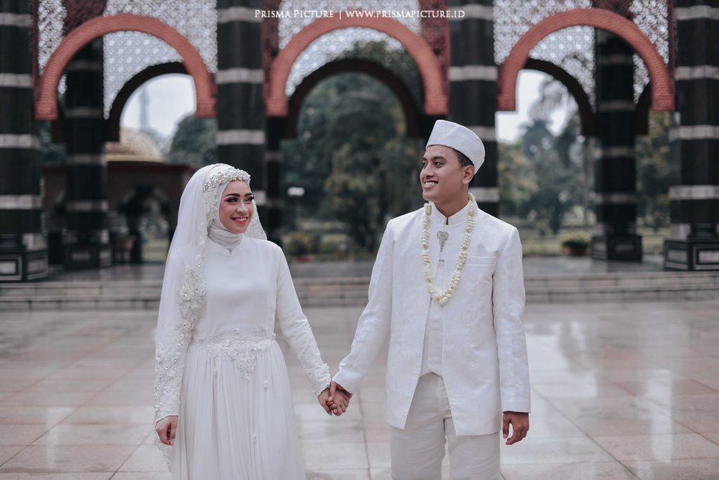 Detail Foto Prewedding Di Masjid Kubah Emas Nomer 6