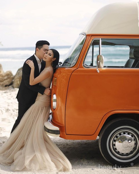 Detail Foto Prewedding Di Mobil Nomer 12