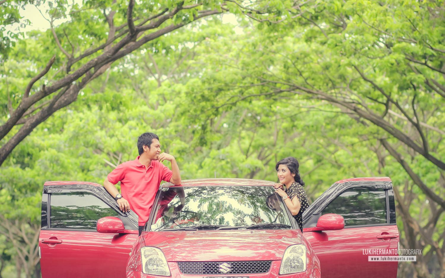 Detail Foto Prewedding Di Mobil Nomer 13