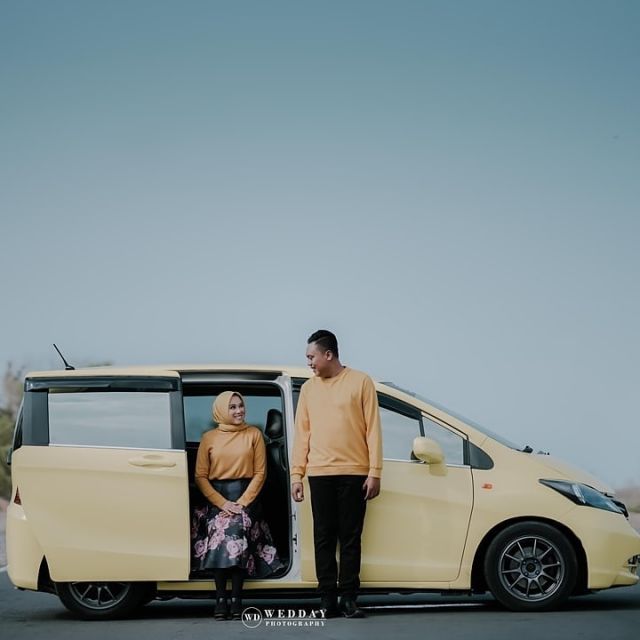 Detail Foto Prewedding Di Mobil Nomer 18