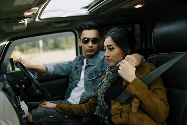 Detail Foto Prewedding Di Mobil Nomer 26