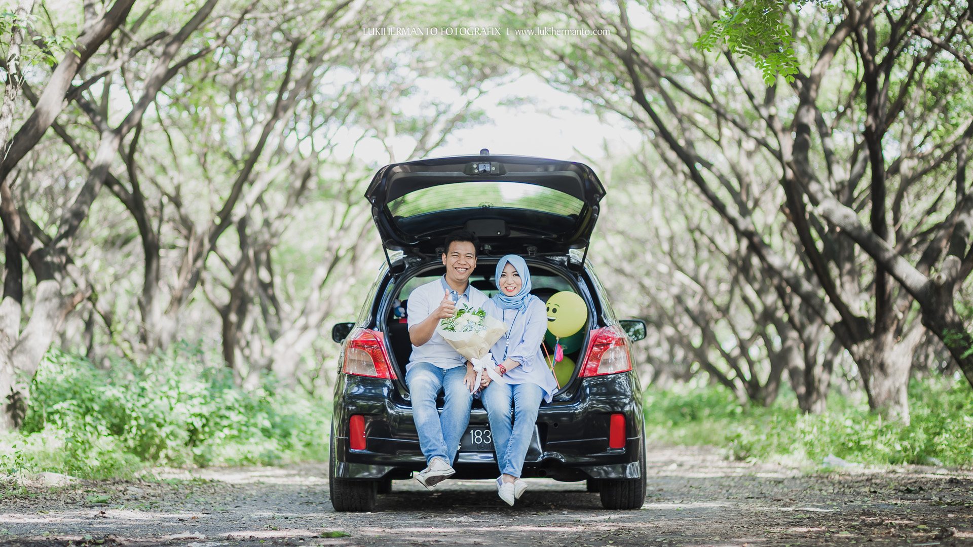 Detail Foto Prewedding Di Mobil Nomer 43