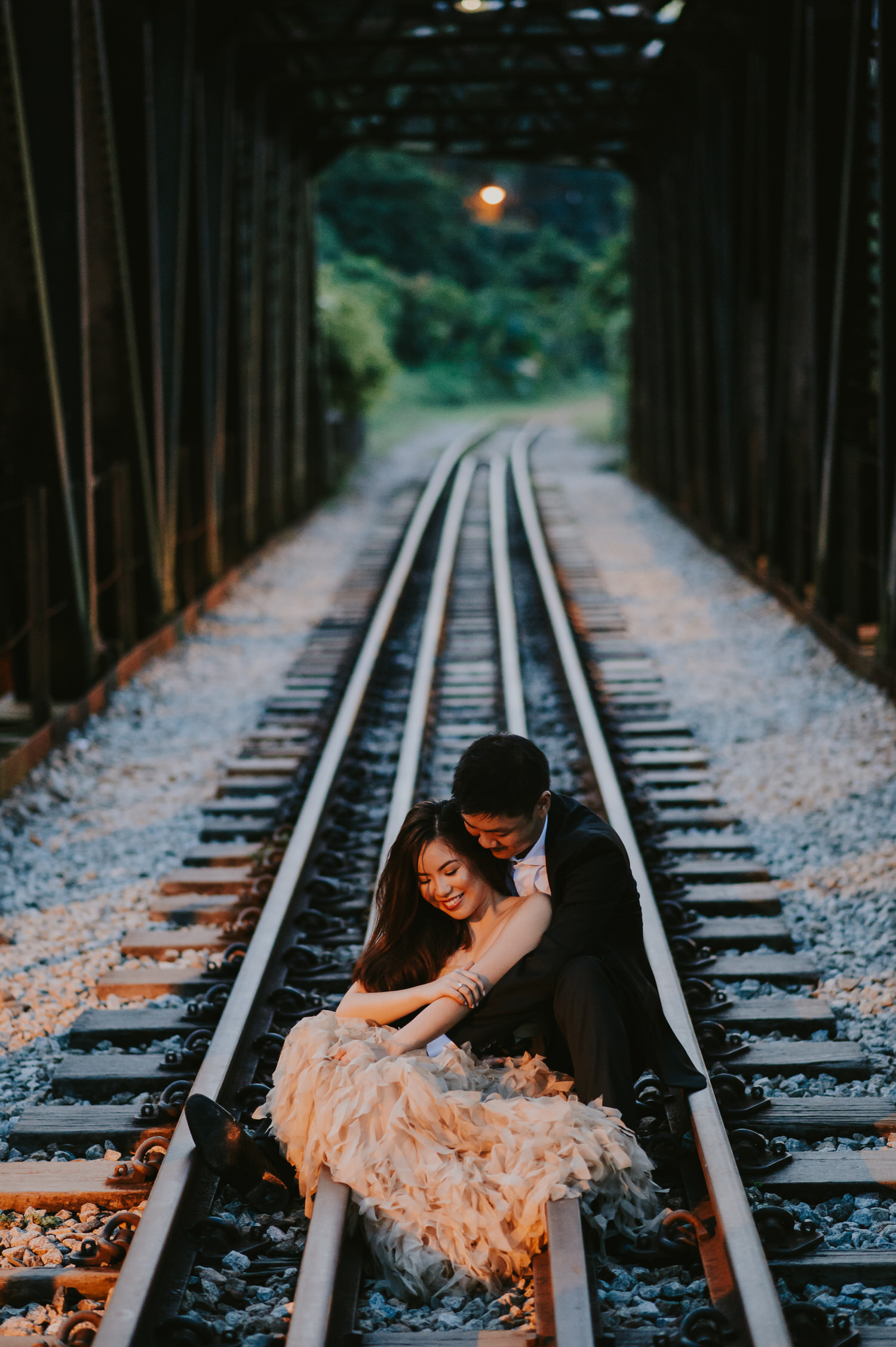 Detail Foto Prewedding Di Rel Kereta Api Nomer 10