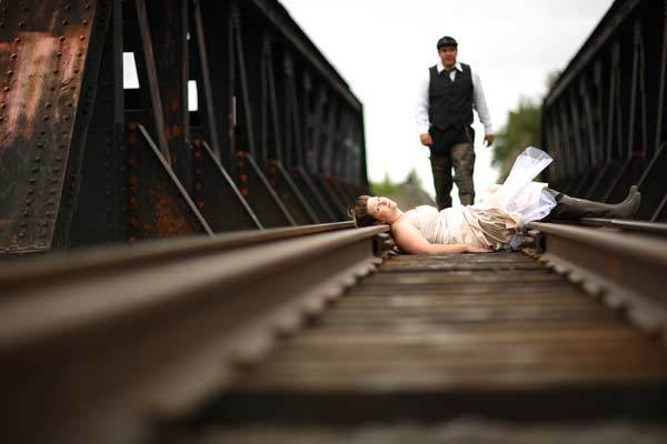 Detail Foto Prewedding Di Rel Kereta Api Nomer 12