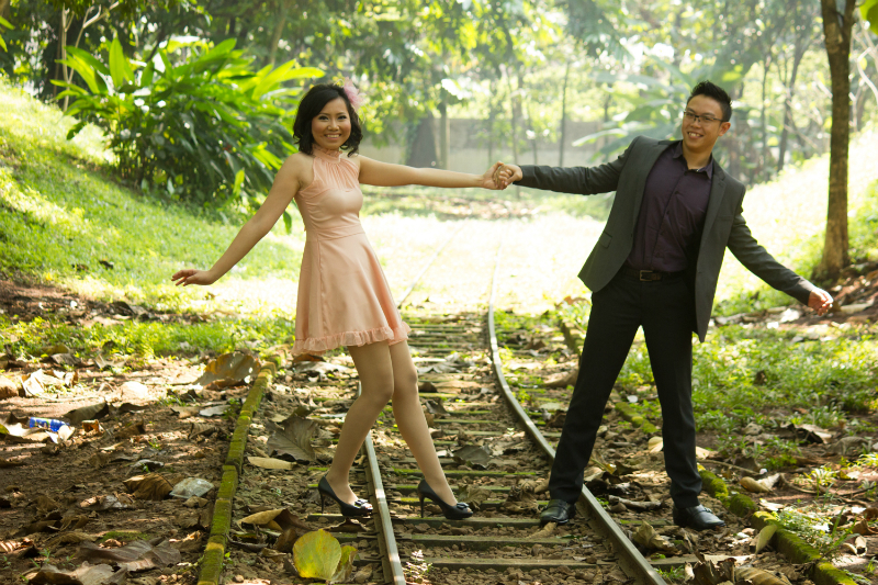 Detail Foto Prewedding Di Rel Kereta Api Nomer 14