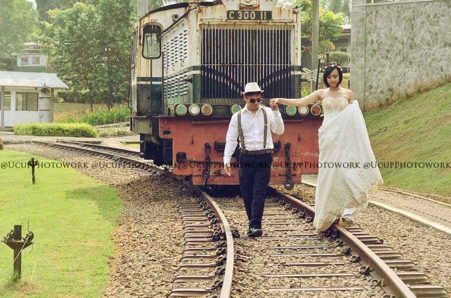 Detail Foto Prewedding Di Rel Kereta Api Nomer 3