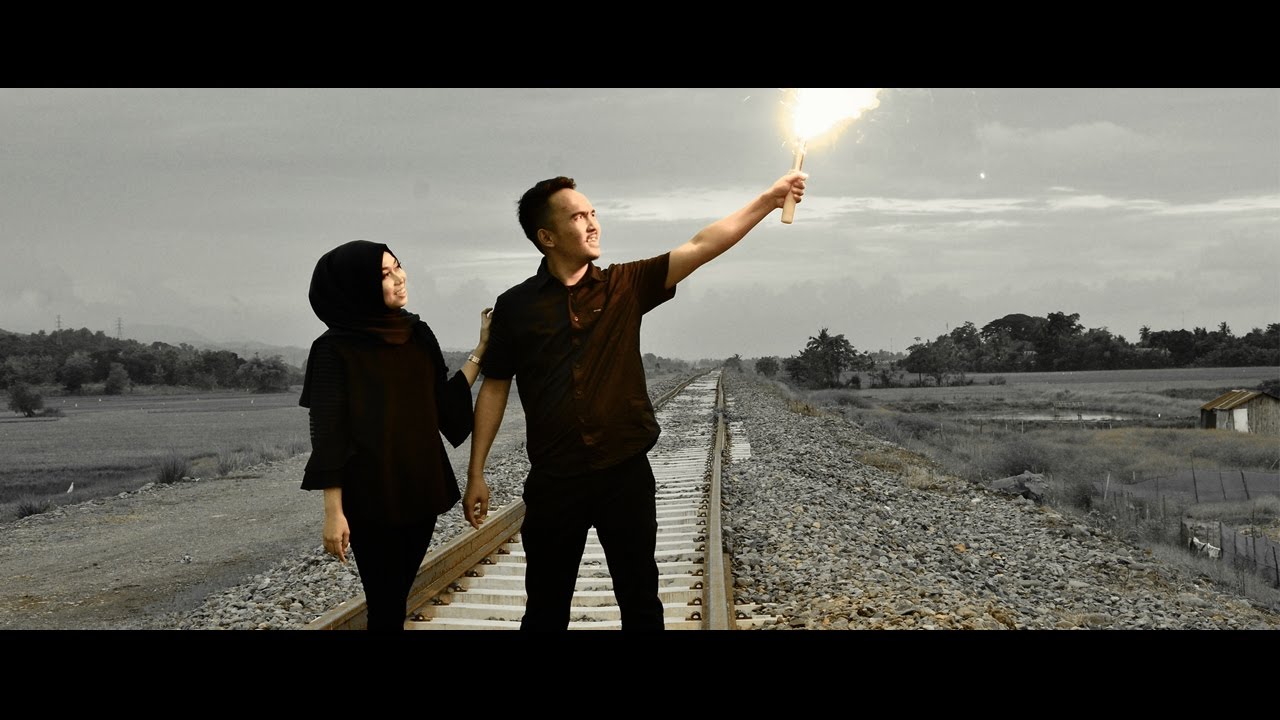 Detail Foto Prewedding Di Rel Kereta Api Nomer 20