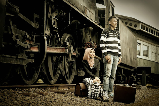 Detail Foto Prewedding Di Rel Kereta Api Nomer 25