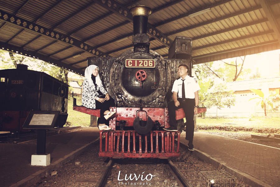 Detail Foto Prewedding Di Rel Kereta Api Nomer 28