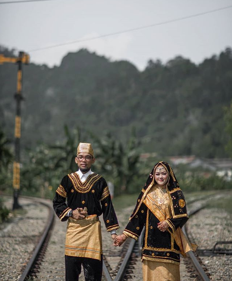 Detail Foto Prewedding Di Rel Kereta Api Nomer 30