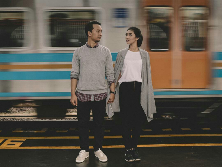 Detail Foto Prewedding Di Rel Kereta Api Nomer 32