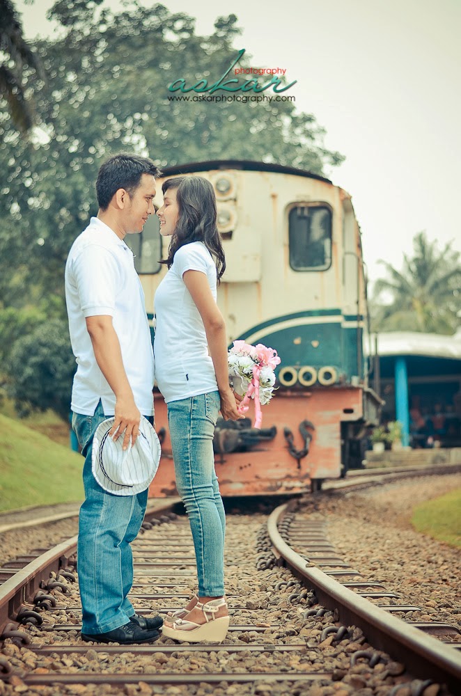 Detail Foto Prewedding Di Rel Kereta Api Nomer 43