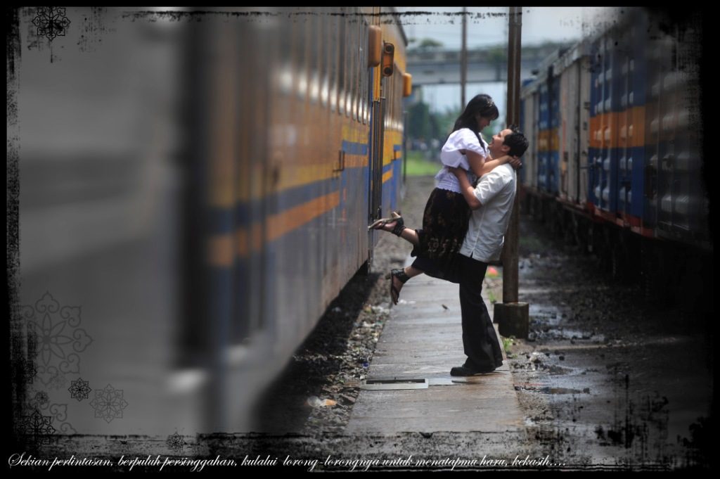 Detail Foto Prewedding Di Rel Kereta Api Nomer 6