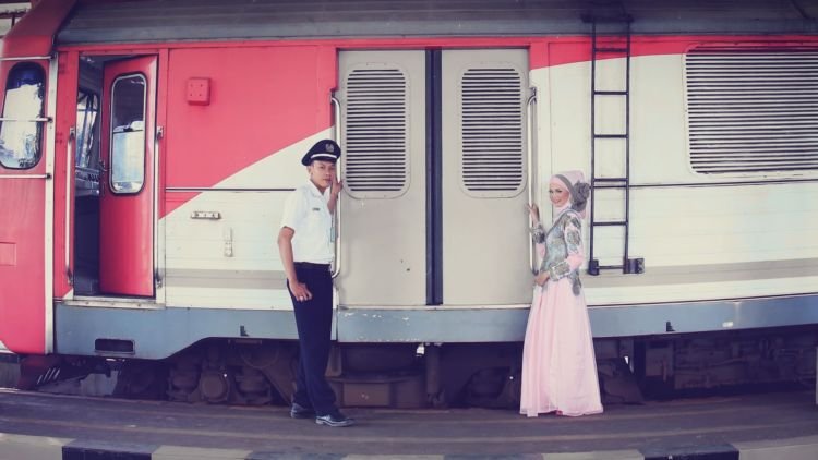 Detail Foto Prewedding Di Rel Kereta Api Nomer 44