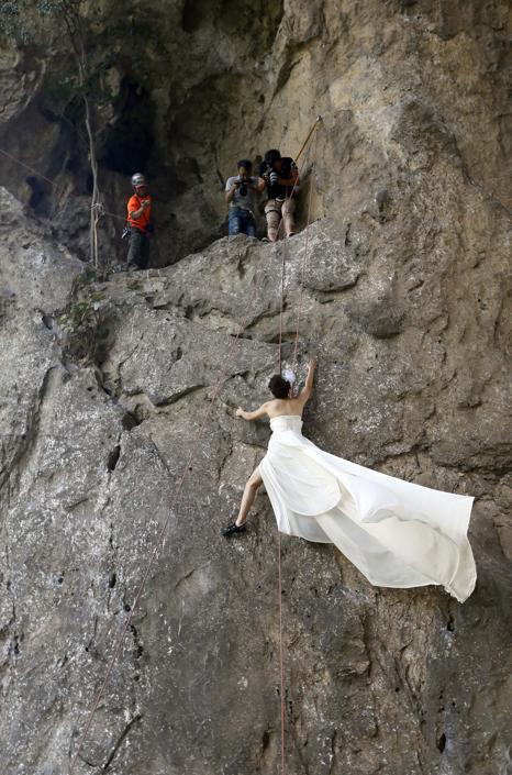 Detail Foto Prewedding Di Rel Kereta Api Nomer 49