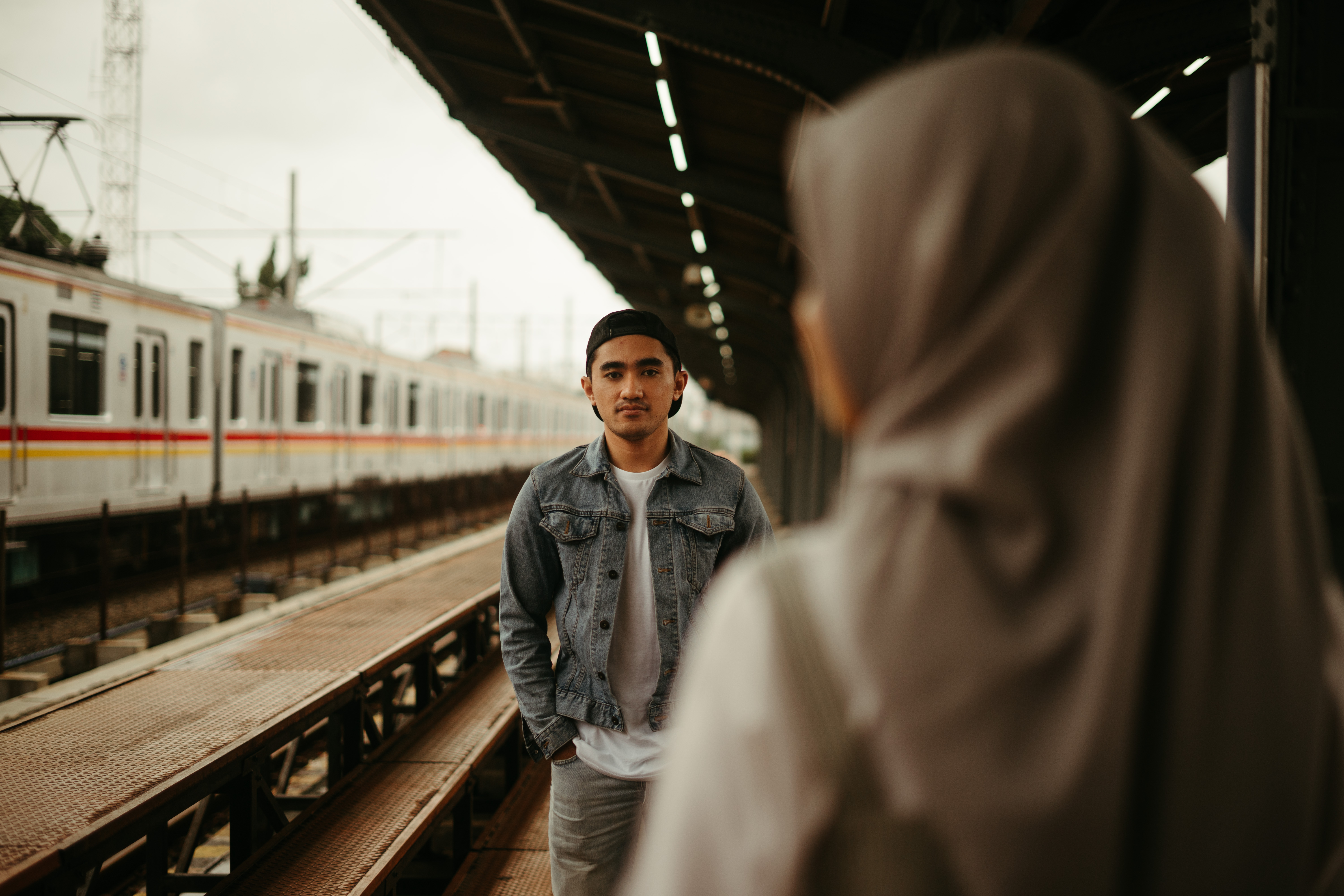 Detail Foto Prewedding Di Rel Kereta Api Nomer 7