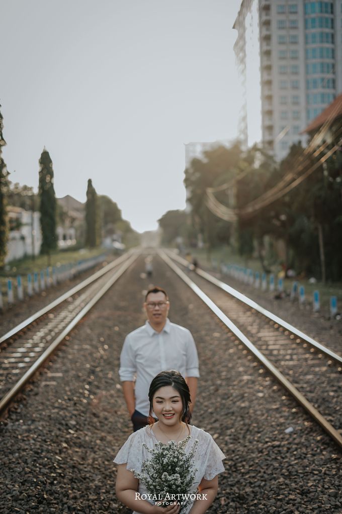 Detail Foto Prewedding Di Rel Kereta Api Nomer 8