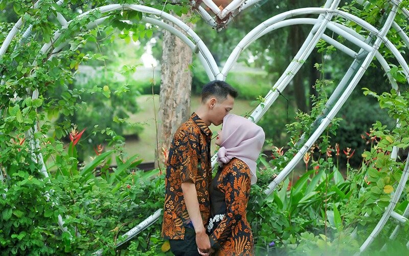 Detail Foto Prewedding Di Taman Nomer 21