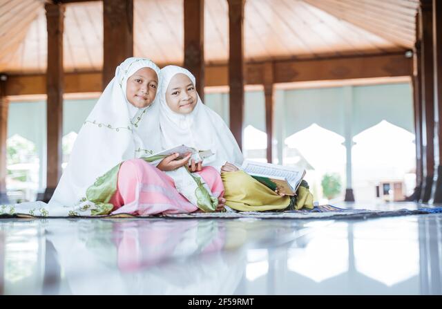 Detail Foto Prewedding Islami Di Masjid Nomer 38