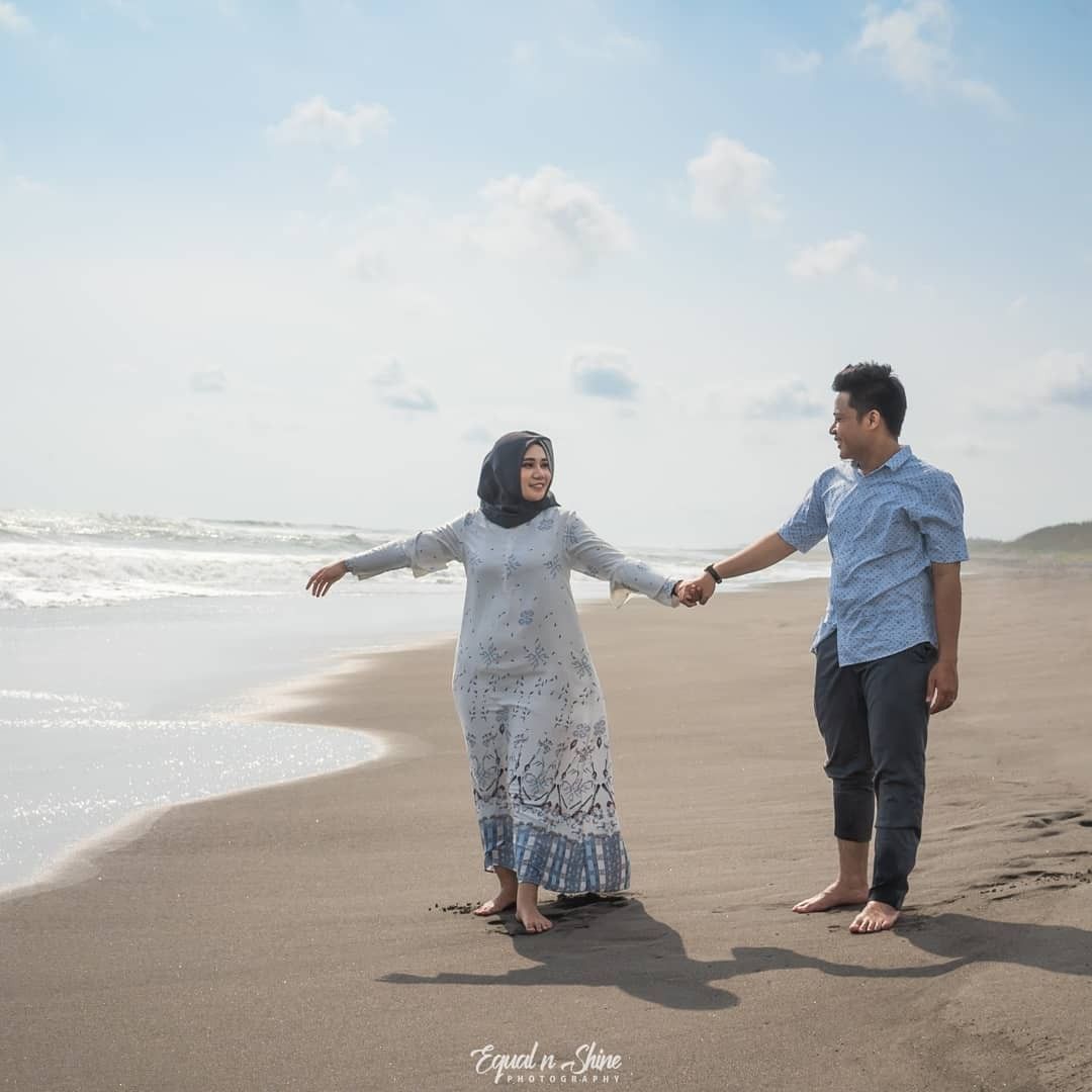 Detail Foto Prewedding Islami Di Pantai Nomer 45