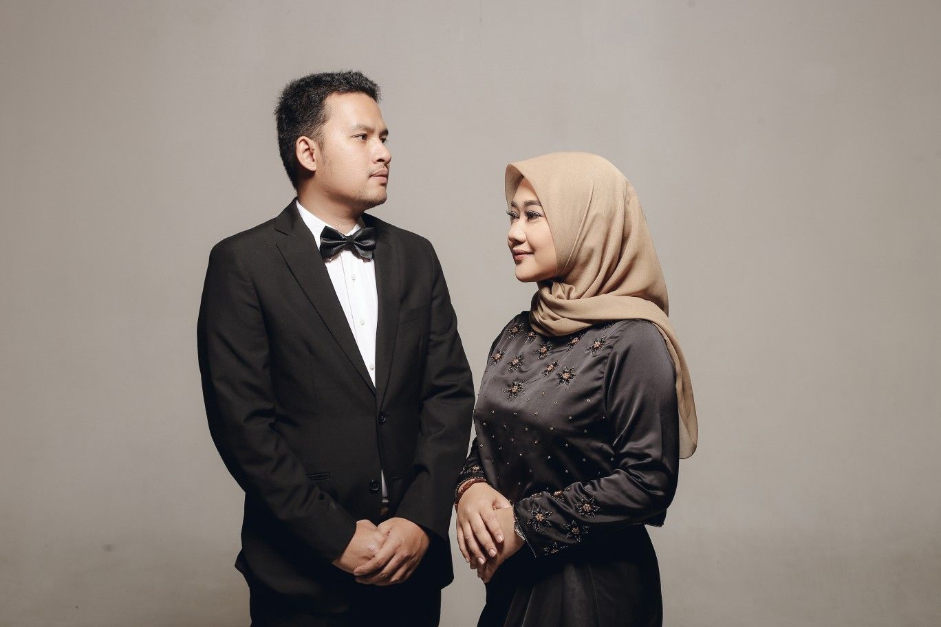 Detail Foto Prewedding Studio Simple Nomer 6