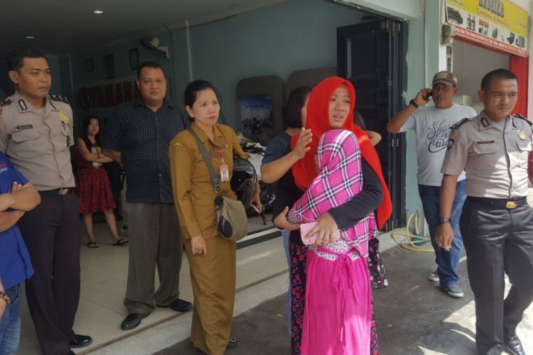 Detail Foto Pria Membuka Pakaian Wanita Nomer 35