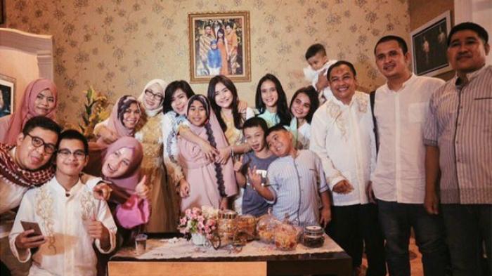 Detail Foto Prilly Dan Keluarga Nomer 16