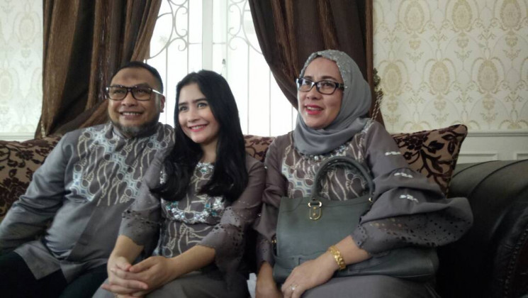 Detail Foto Prilly Dan Keluarga Nomer 26